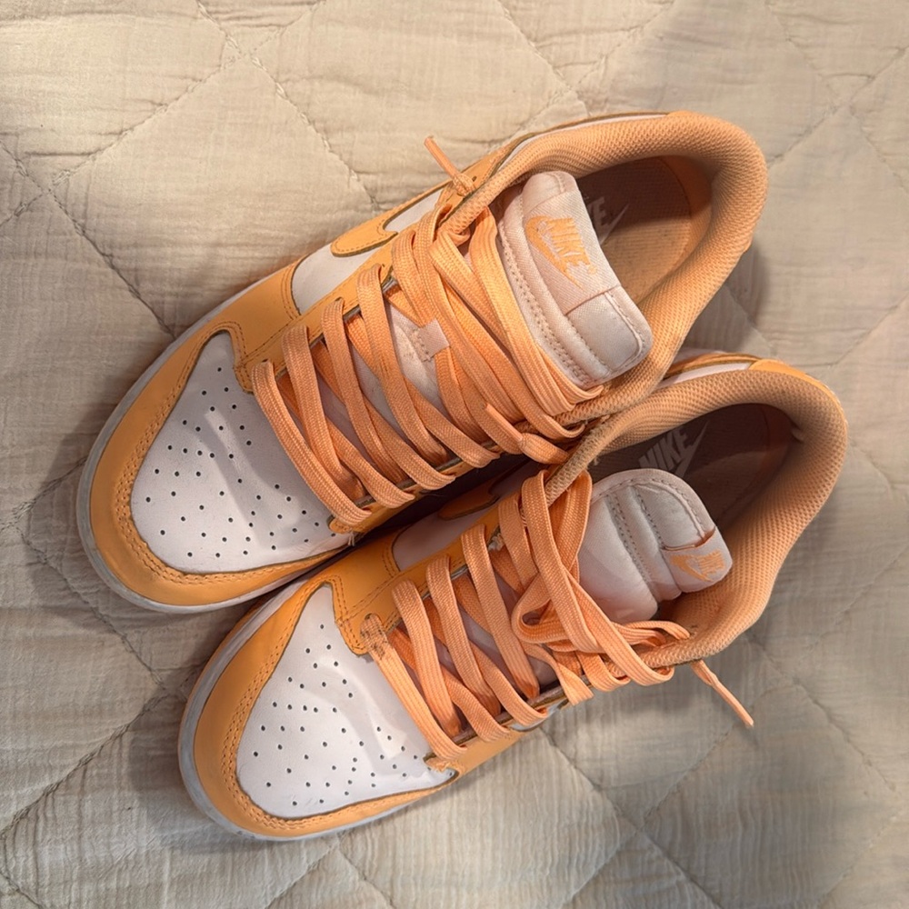 Nike Dunk Low WMNS Peach Cream.